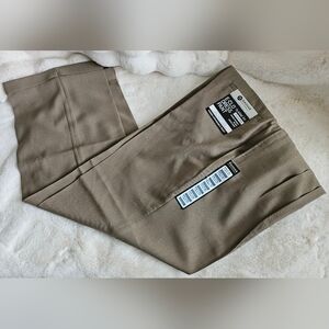 Haggar Classic Fit, Pleated Front, Hidden Expandable Waistband Size 44W X 30L